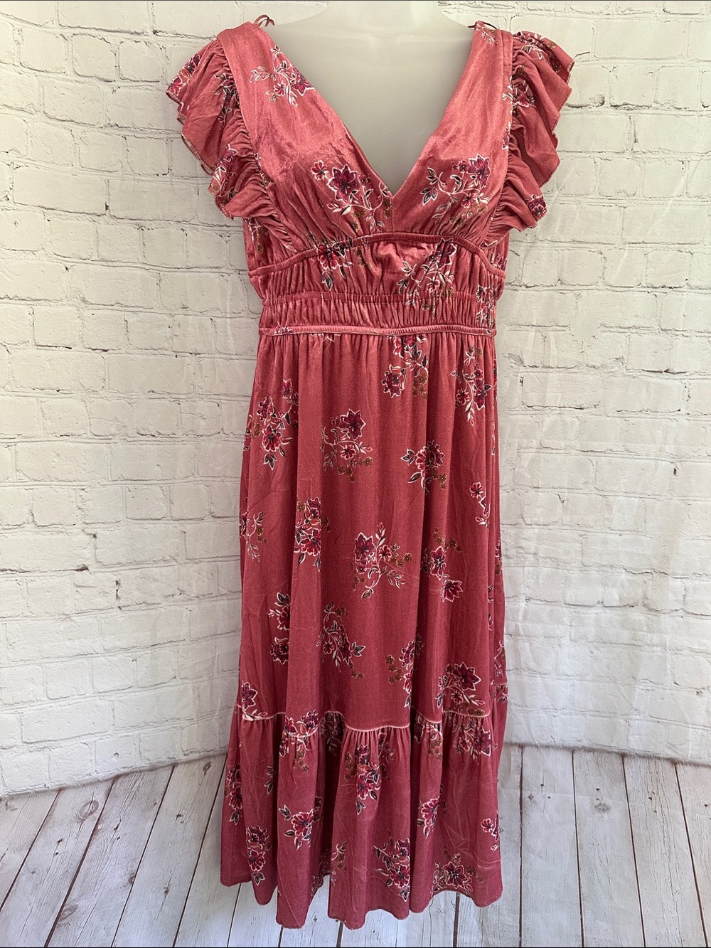 Francesca’s NWT Tarellav velvety Floral Ruffle V-Neck Midi Dress in Dusty Rose